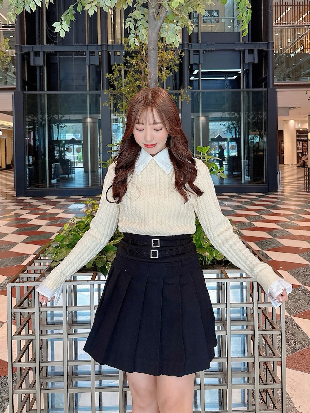 ホワイト系のブーツ、ブラック系のスカート、ホワイト系のニット/セーターを着用したレディースの冬コーディネートの8枚目の写真