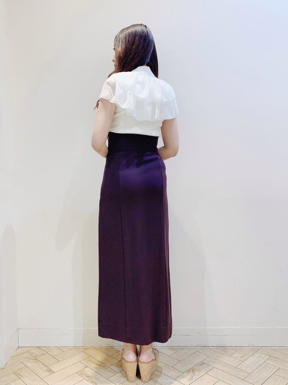 ホワイト系のニット/セーター、ブラウン系のスカート、ベージュ系のサンダルを着用したレディースの春コーディネートの4枚目の写真