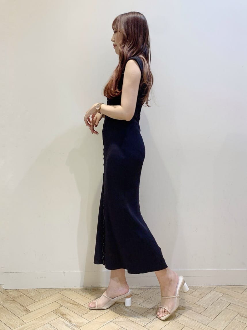 ベージュ系のサンダル、ブラック系のワンピース、ホワイト系のシャツ/ブラウスを着用したレディースの春コーディネートの6枚目の写真