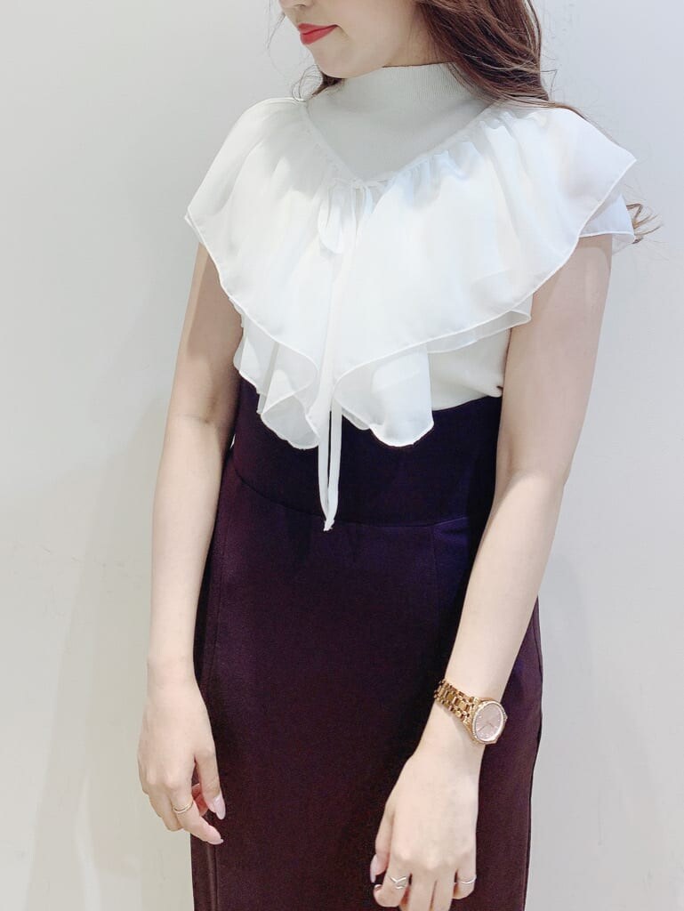 ホワイト系のニット/セーター、ブラウン系のスカート、ベージュ系のサンダルを着用したレディースの春コーディネートの5枚目の写真