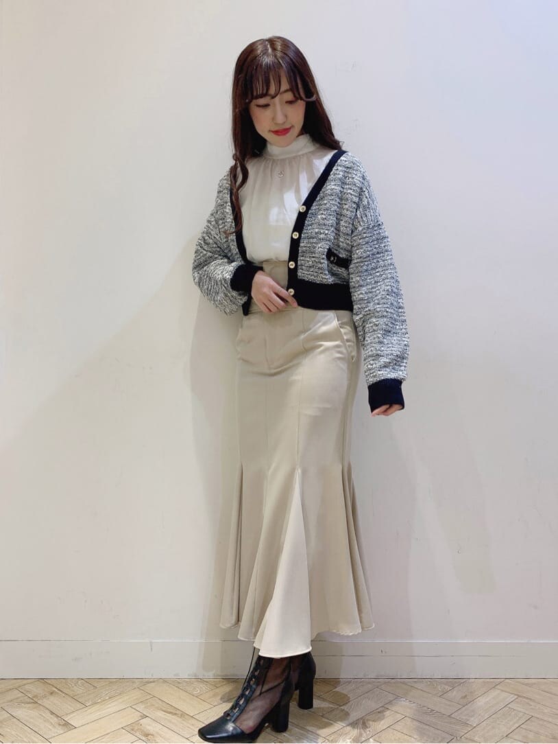 ブラック系のその他パンツ、ブラック系のその他シューズ、ホワイト系のシャツ/ブラウスを着用したレディースの冬コーディネートの4枚目の写真