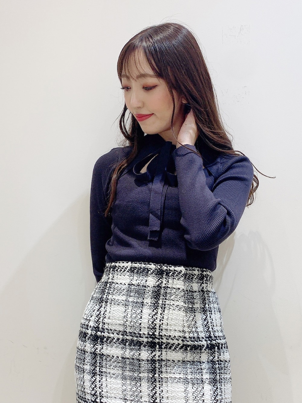 ホワイト系のスカート、ブラウン系のニット/セーター、ホワイト系のブーツを着用したレディースの秋コーディネートの7枚目の写真