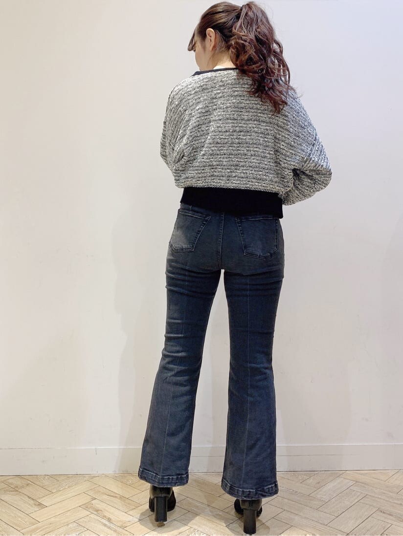 ブラック系のその他パンツ、ブラック系のその他シューズ、ホワイト系のシャツ/ブラウスを着用したレディースの冬コーディネートの3枚目の写真