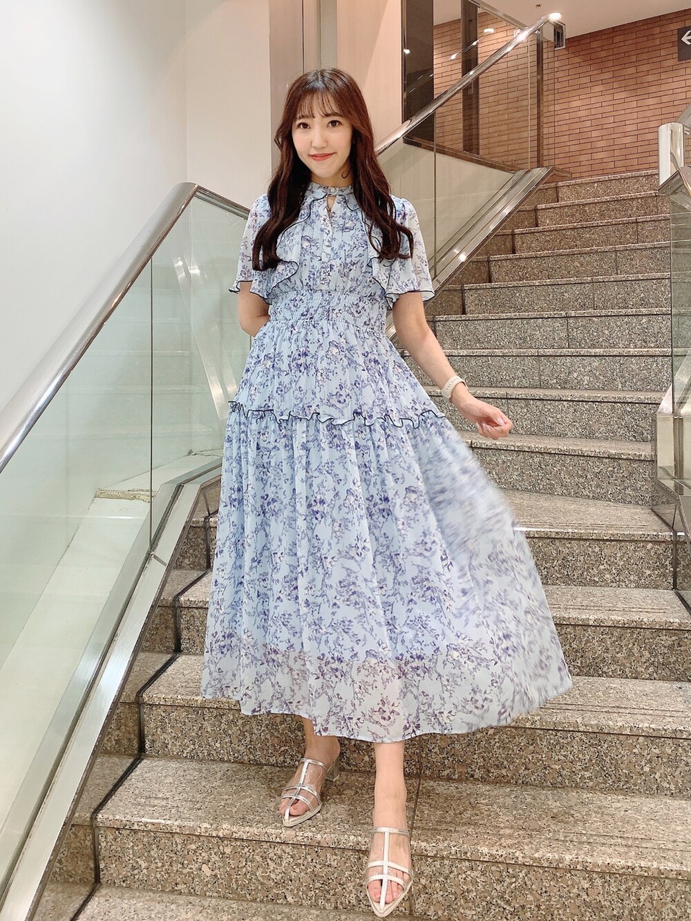 ブルー系のワンピース、シルバー系のパンプスを着用したレディースの夏コーディネートの2枚目の写真