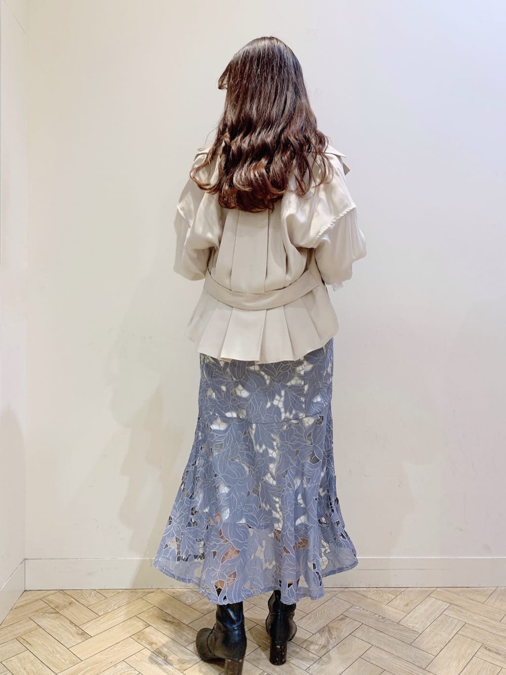 ベージュ系のトレンチコート、ブルー系のワンピースを着用したレディースの春コーディネートの5枚目の写真