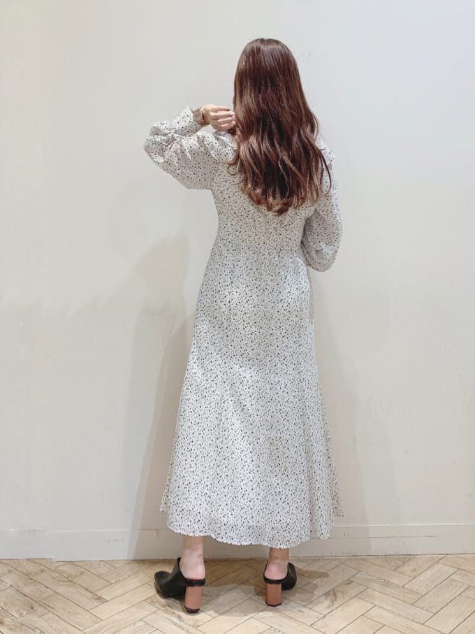 ホワイト系のワンピース、ブラック系のサンダルを着用したレディースの夏コーディネートの9枚目の写真