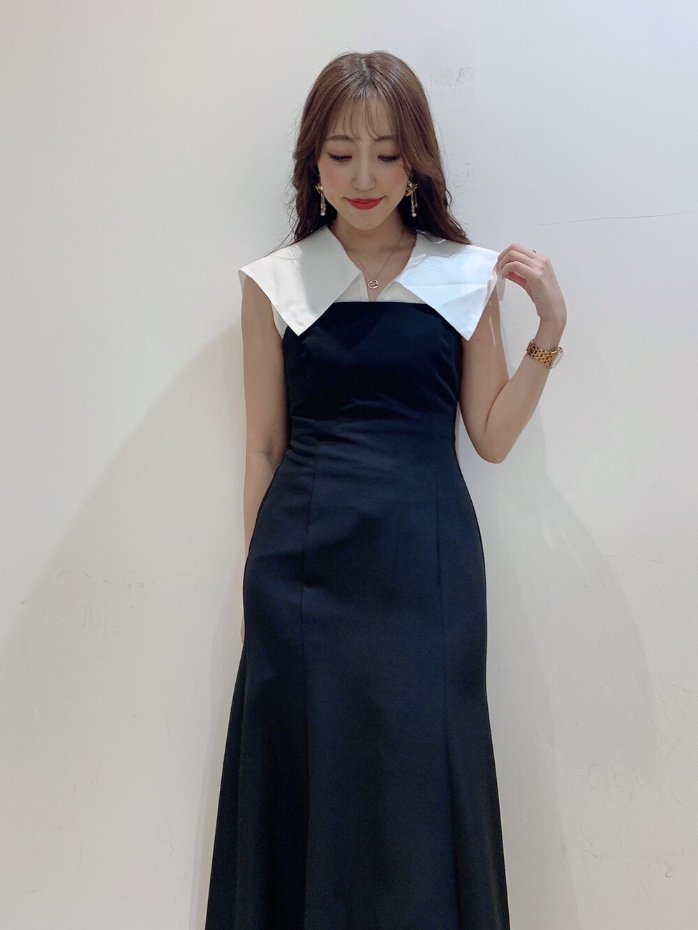 ブラック系のワンピース、ブラック系のサンダルを着用したレディースの春コーディネートの7枚目の写真