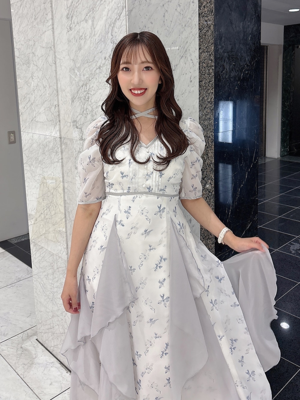 ホワイト系のサンダル、ホワイト系のワンピース、ベージュ系のトレンチコートを着用したレディースの春コーディネートの5枚目の写真