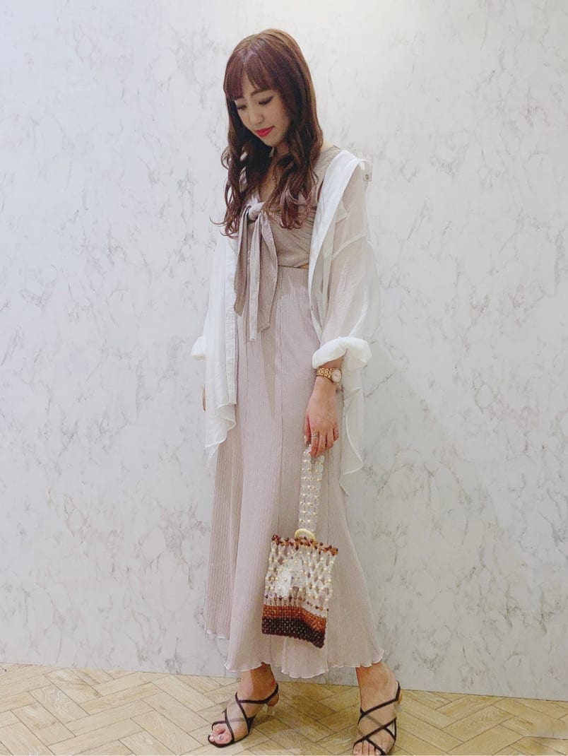ホワイト系のシャツ/ブラウス、ブラウン系のサンダルを着用したレディースの夏コーディネートの5枚目の写真