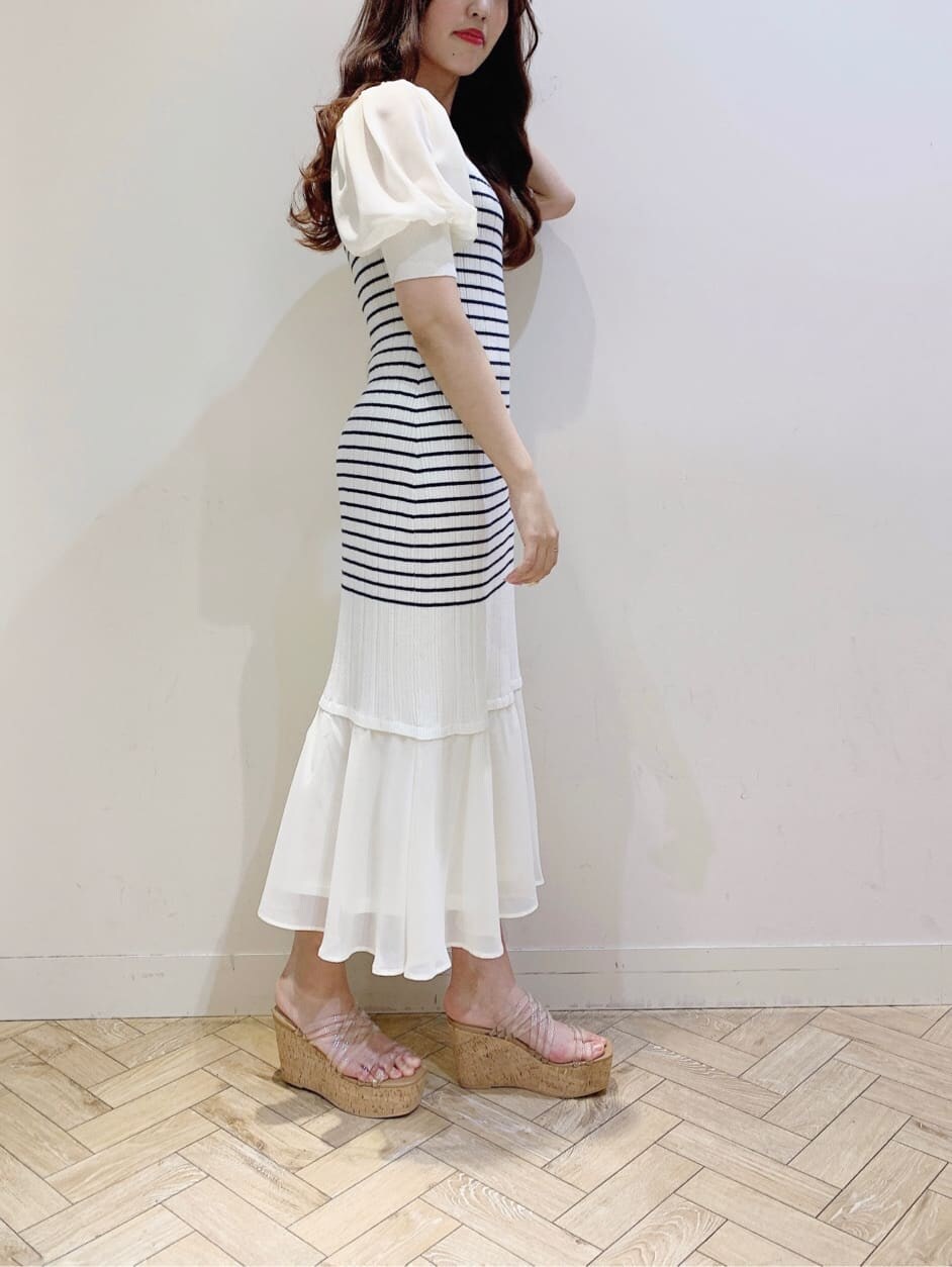 ホワイト系のテーラードジャケット、その他のサンダル、ホワイト系のワンピースを着用したレディースの春コーディネートの4枚目の写真