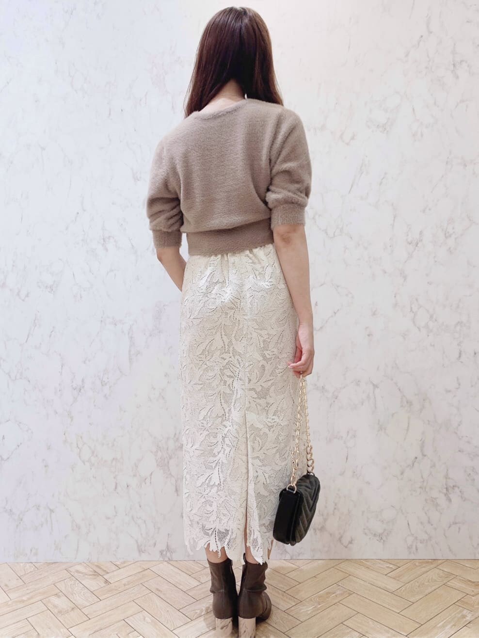 ブラウン系のその他シューズ、ブラック系のハンドバッグ、ホワイト系のスカートを着用したレディースの夏コーディネートの3枚目の写真