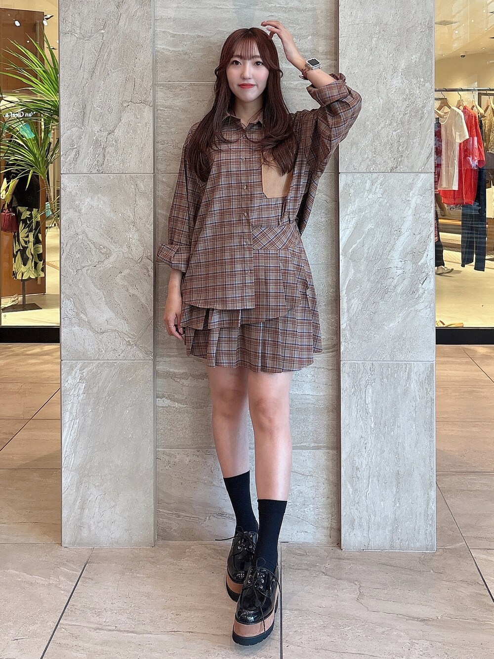 ブラウン系のシャツ/ブラウス、ブラウン系のスカート、その他のローファーを着用したレディースの秋コーディネートの2枚目の写真