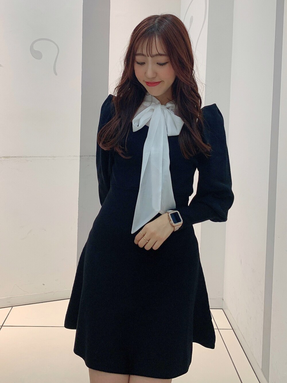 ブラック系のワンピース、ブラック系のブーツを着用したレディースの冬コーディネートの6枚目の写真