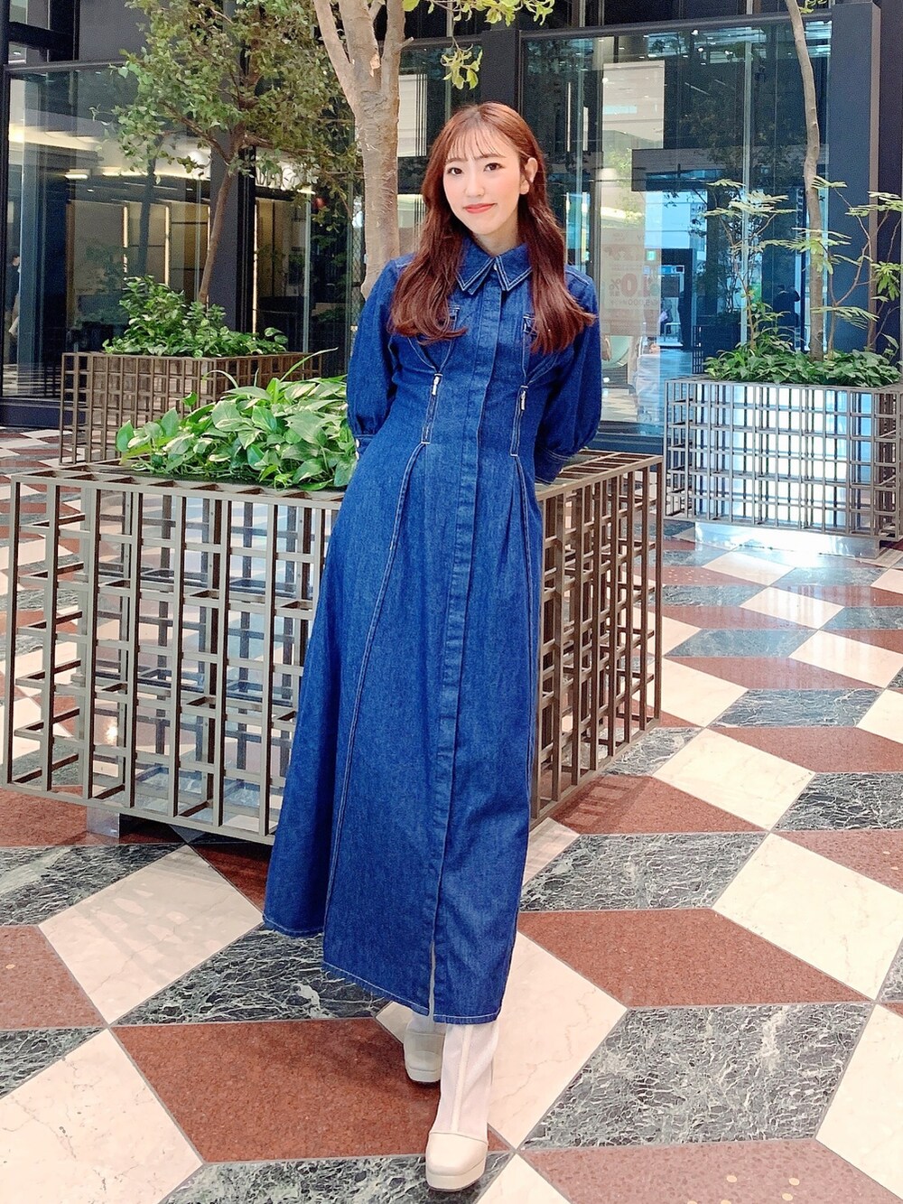 ホワイト系のブーツ、ブルー系のワンピースを着用したレディースの冬コーディネートの2枚目の写真