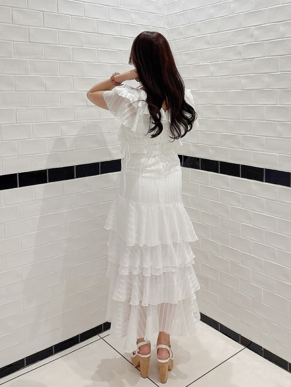 ホワイト系のワンピース、ホワイト系のサンダルを着用したレディースの春コーディネートの6枚目の写真