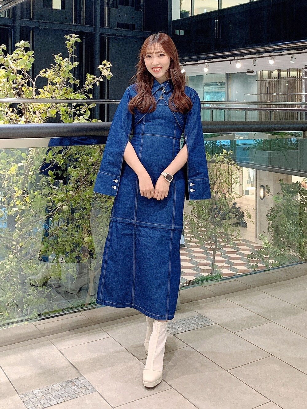 ホワイト系のブーツ、ブルー系のワンピースを着用したレディースの冬コーディネートの4枚目の写真