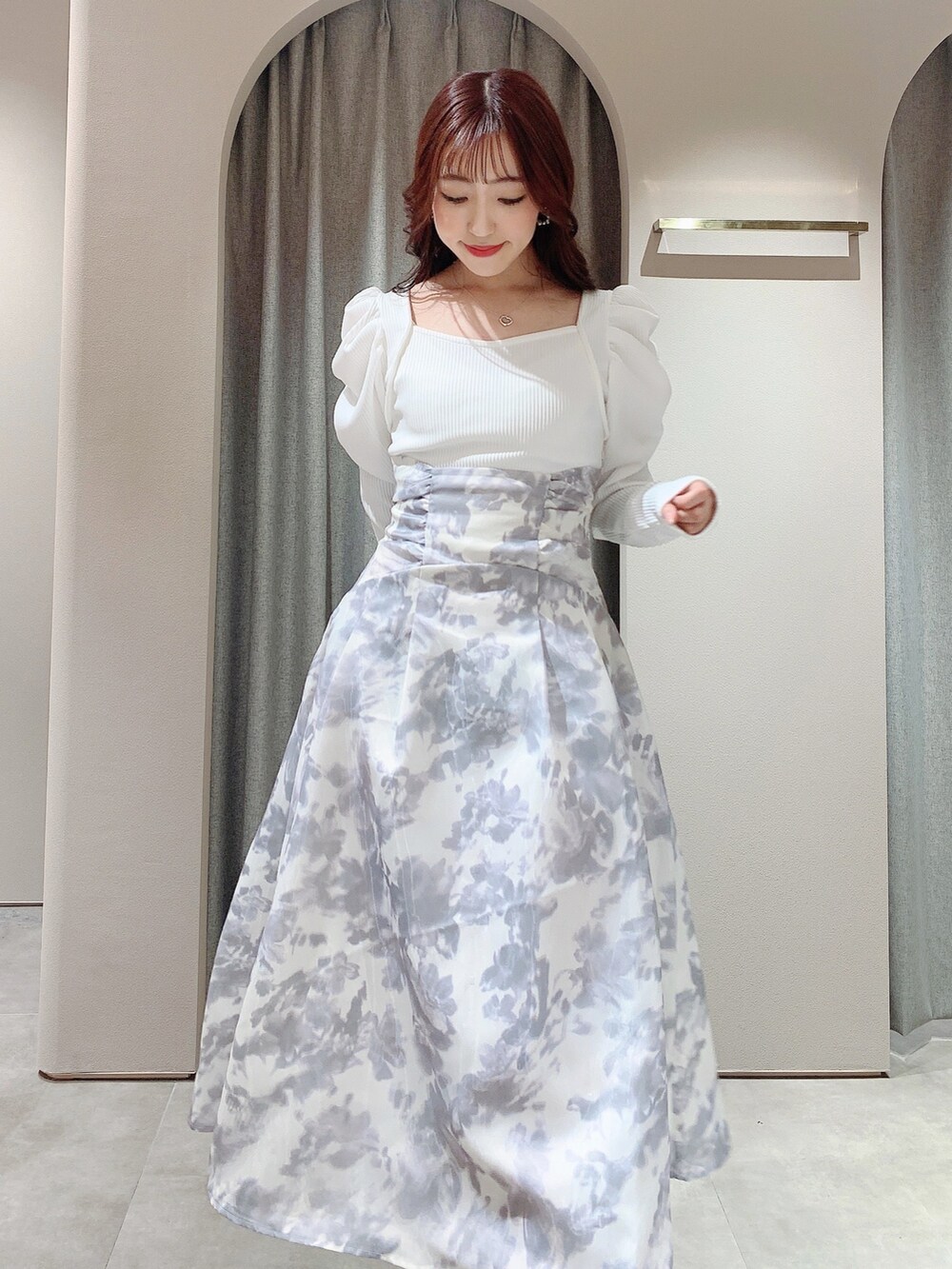 ホワイト系のワンピース、ホワイト系のブーツを着用したレディースの冬コーディネートの6枚目の写真