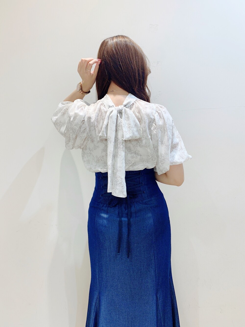 ブルー系のスカート、ベージュ系のシャツ/ブラウス、その他のサンダルを着用したレディースの夏コーディネートの7枚目の写真