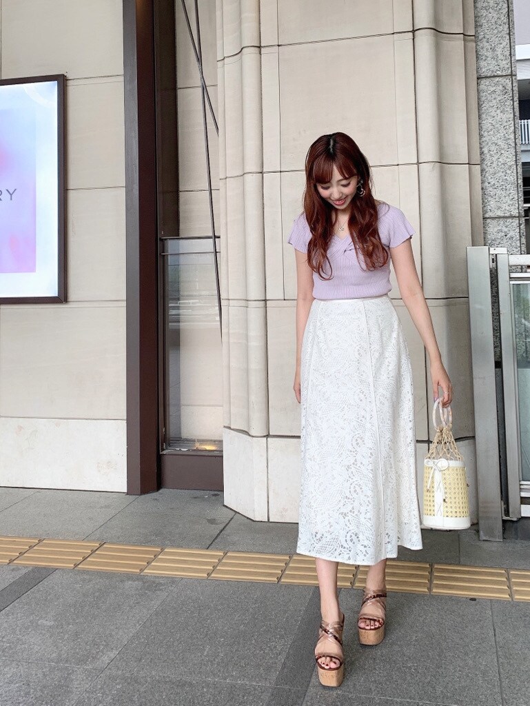 「春コーデ、マーキュリーデュオ、MERCURYDUO、デートコーデ、キレイめ、フェミニン、大人フェミニン、夏コーデ、デート、女子会、スカート、スカートコーデ、ピンク」|「MERCURYDUOのサイドレースアップマクラメ編みバッグ(ハンドバッグ、ホワイト系)」を使った、airiさん(レディース・159cm)の春コーディネートの3枚目の写真