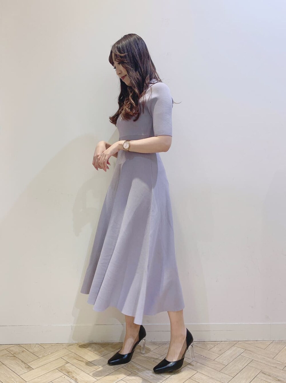 ブラック系のパンプス、パープル系のワンピースを着用したレディースの春コーディネートの2枚目の写真