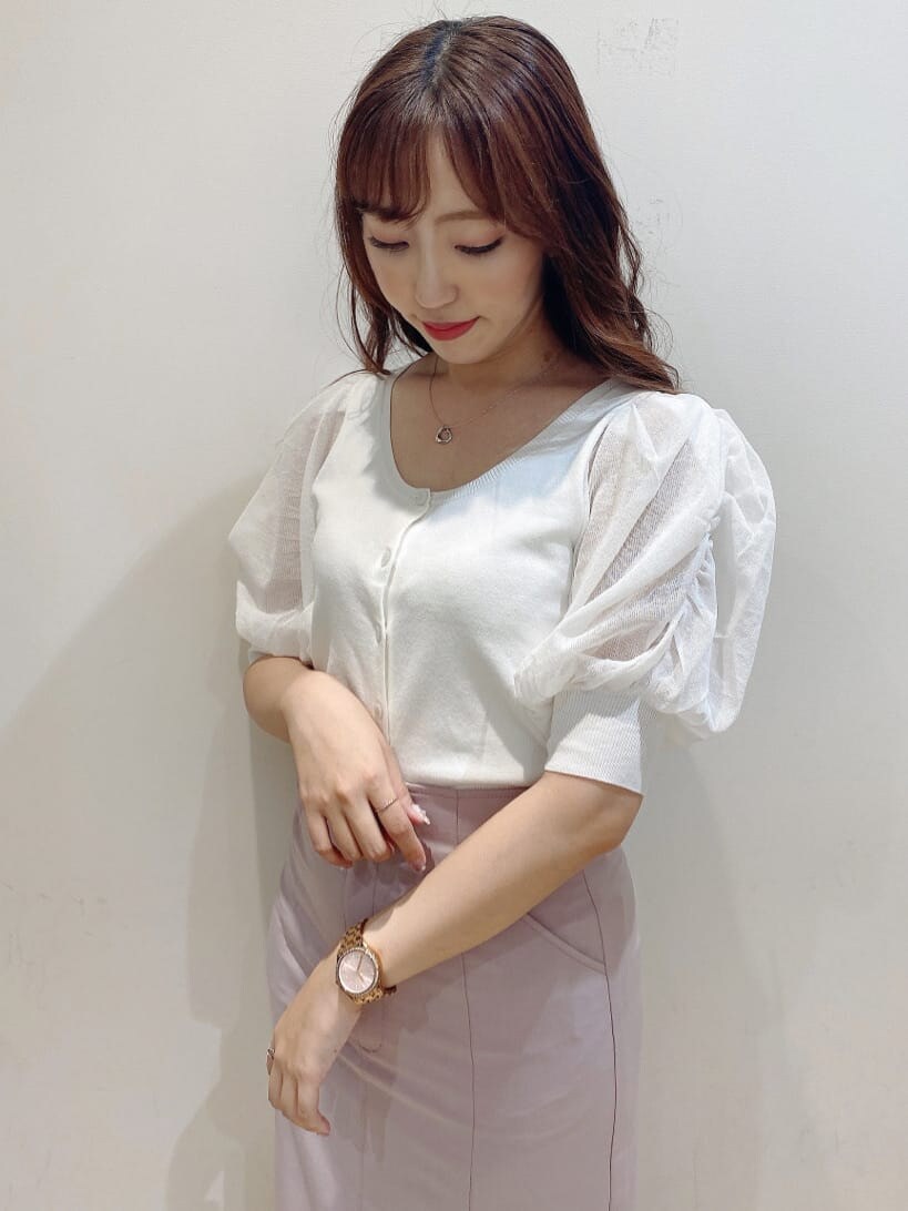 ブラック系のサンダル、ピンク系のスカート、ホワイト系のカーディガン/ボレロを着用したレディースの夏コーディネートの7枚目の写真