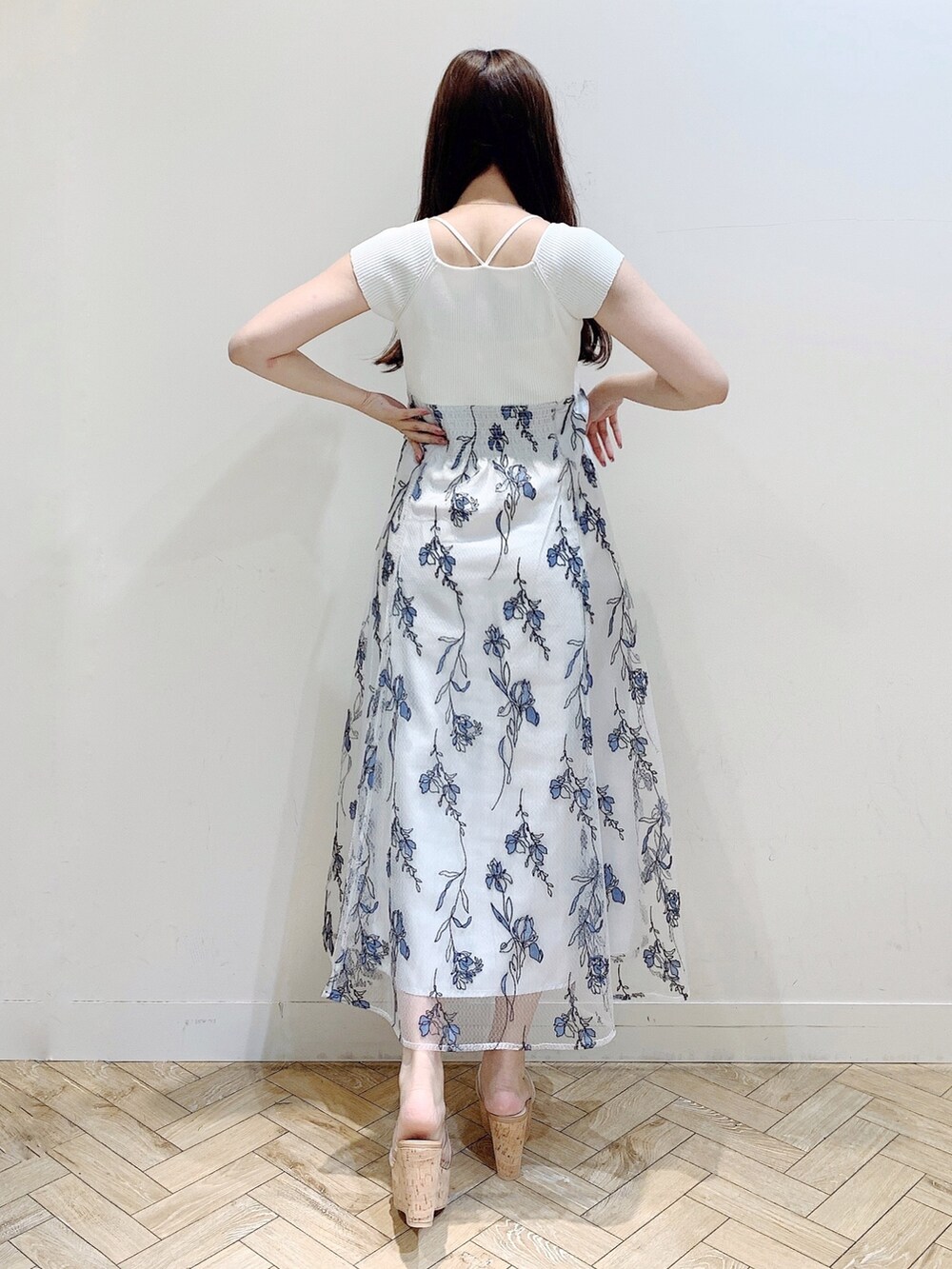 ホワイト系のワンピースを着用したレディースの夏コーディネートの5枚目の写真