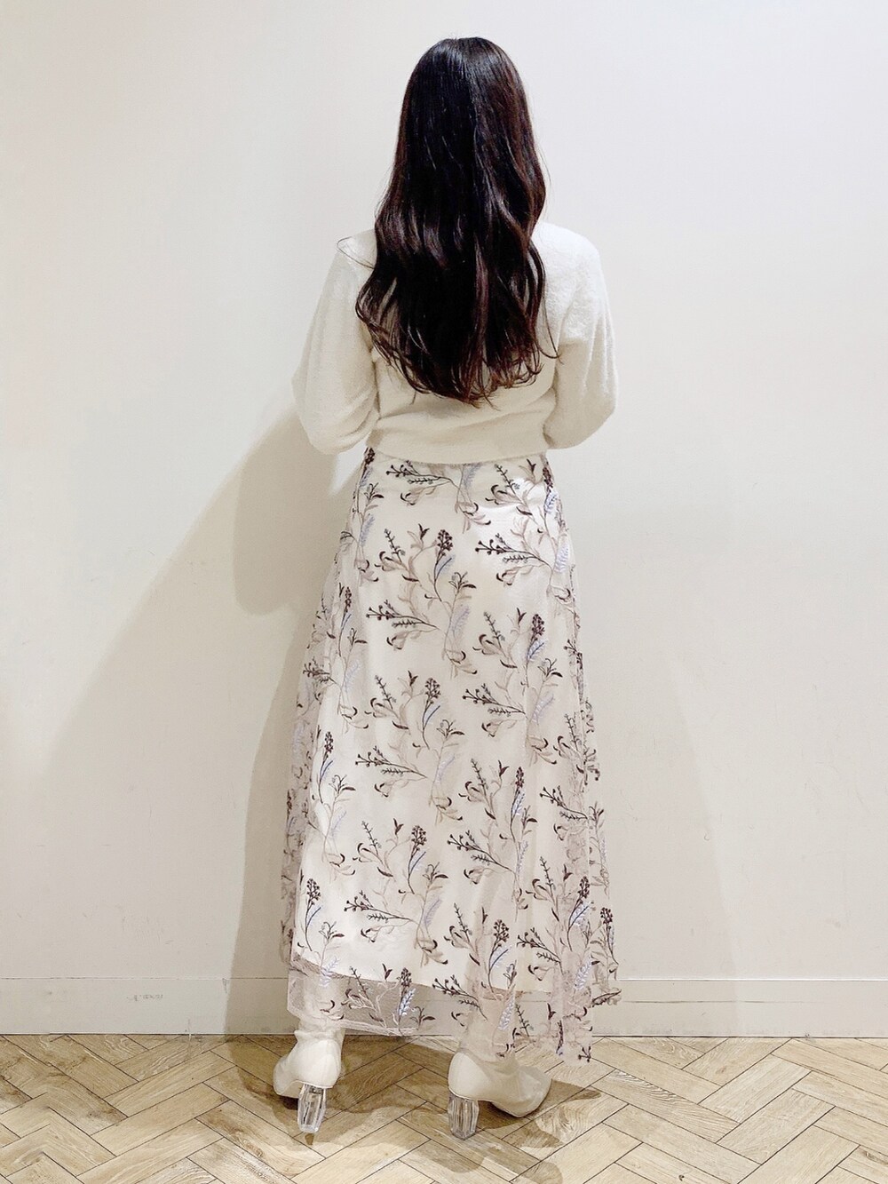 ピンク系のスカート、ホワイト系のカーディガン/ボレロ、ホワイト系のブーツを着用したレディースの秋コーディネートの6枚目の写真