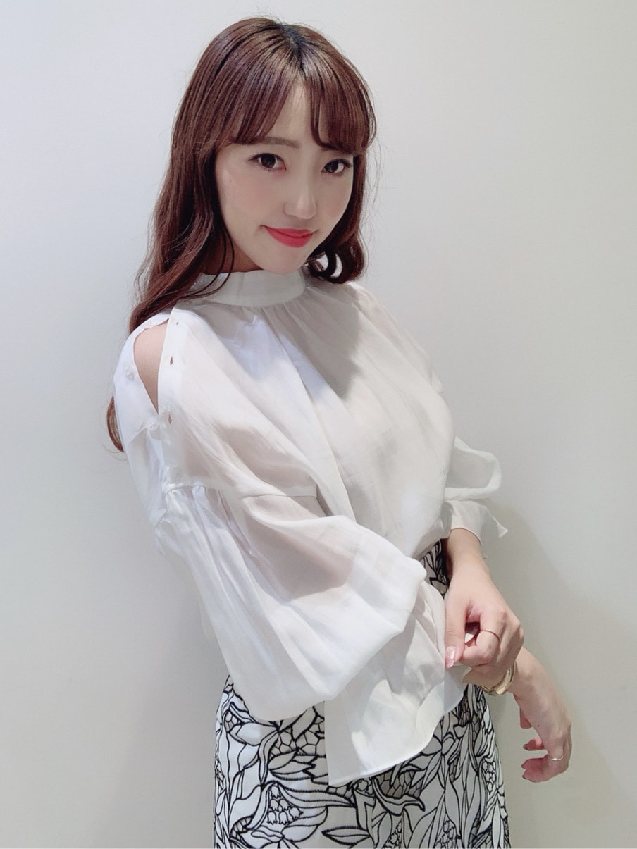 ブラック系のスカート、その他のサンダル、ベージュ系のキャミソールを着用したレディースの春コーディネートの3枚目の写真