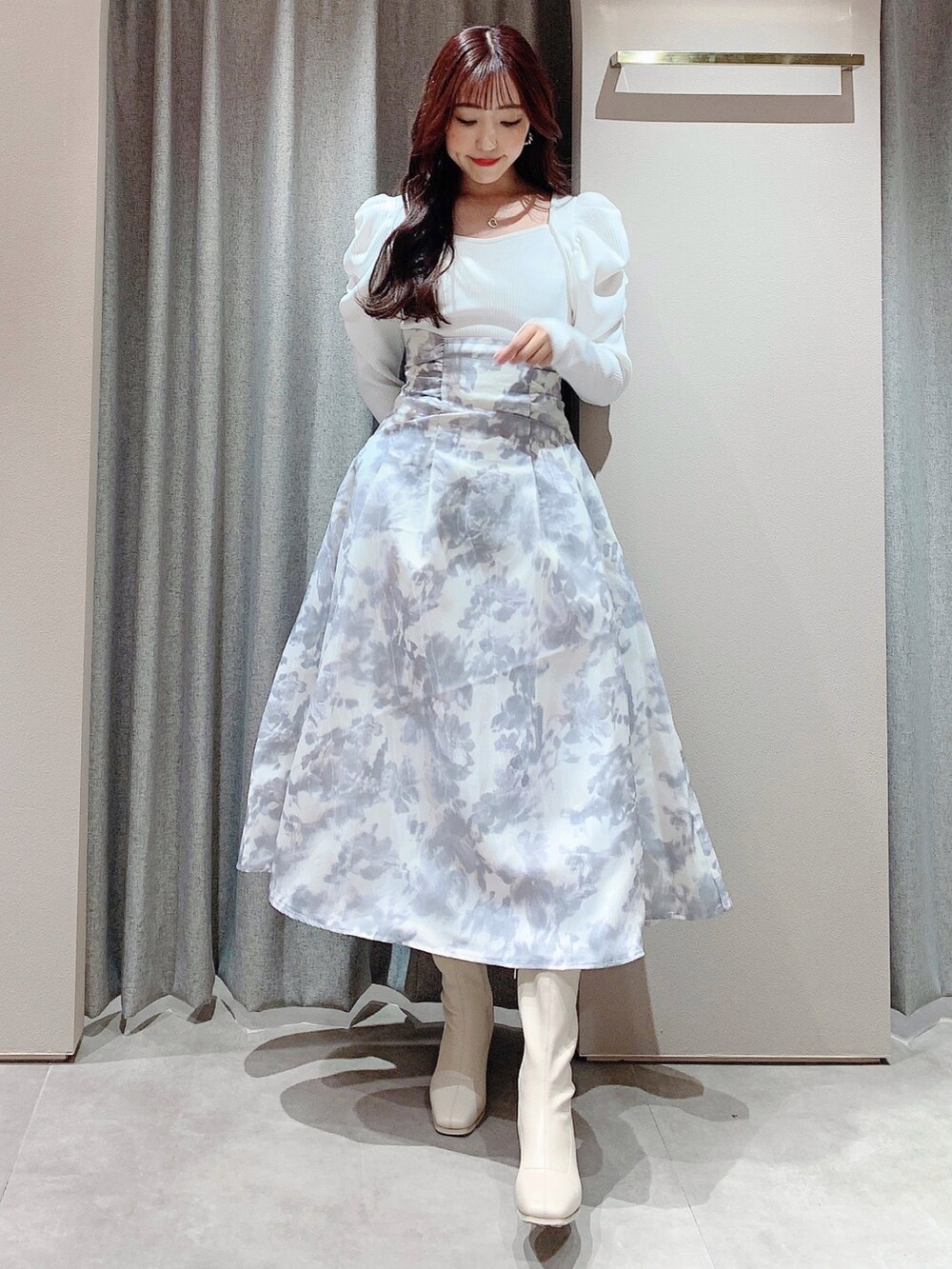 ホワイト系のワンピース、ホワイト系のブーツを着用したレディースの冬コーディネートの2枚目の写真