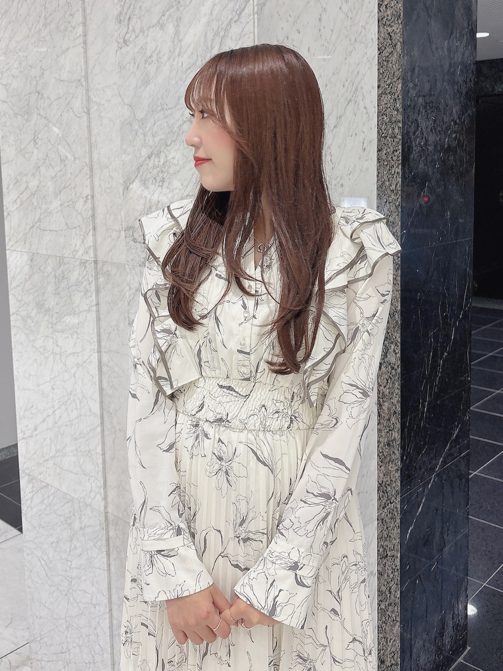 ホワイト系のワンピース、レッド系のパンプスを着用したレディースの秋コーディネートの8枚目の写真