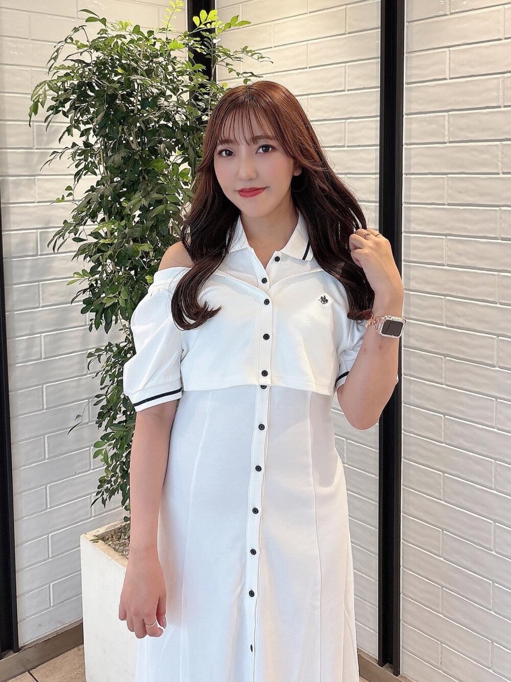 ホワイト系のワンピース、ホワイト系のサンダルを着用したレディースの夏コーディネートの4枚目の写真