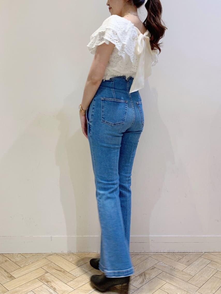 ホワイト系のシャツ/ブラウス、ブルー系のその他パンツを着用したレディースの春コーディネートの2枚目の写真