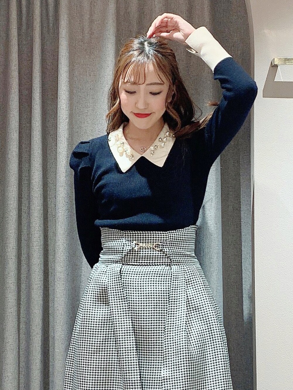 その他のスカート、その他のニット/セーター、ブラック系のパンプスを着用したレディースの秋コーディネートの7枚目の写真