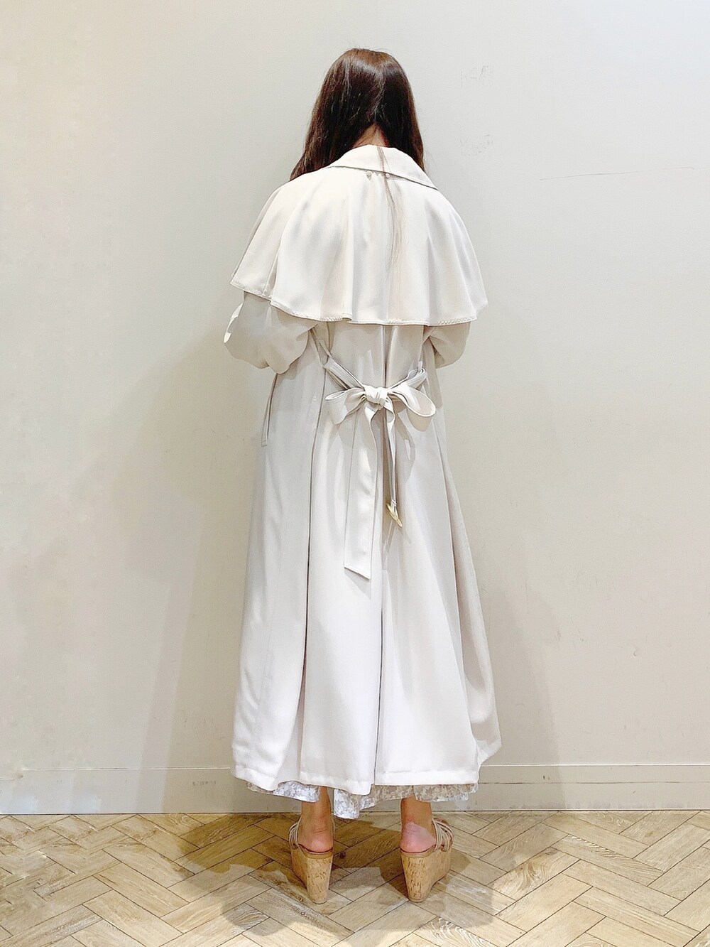 グレー系のワンピース、その他のサンダル、ホワイト系のトレンチコートを着用したレディースの春コーディネートの9枚目の写真