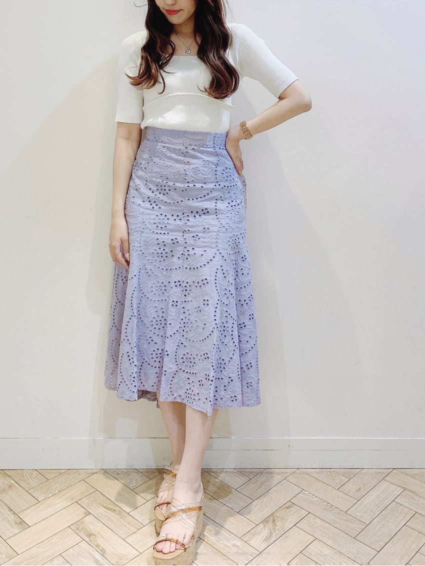 ホワイト系のニット/セーター、パープル系のスカート、ベージュ系のサンダルを着用したレディースの春コーディネートの3枚目の写真