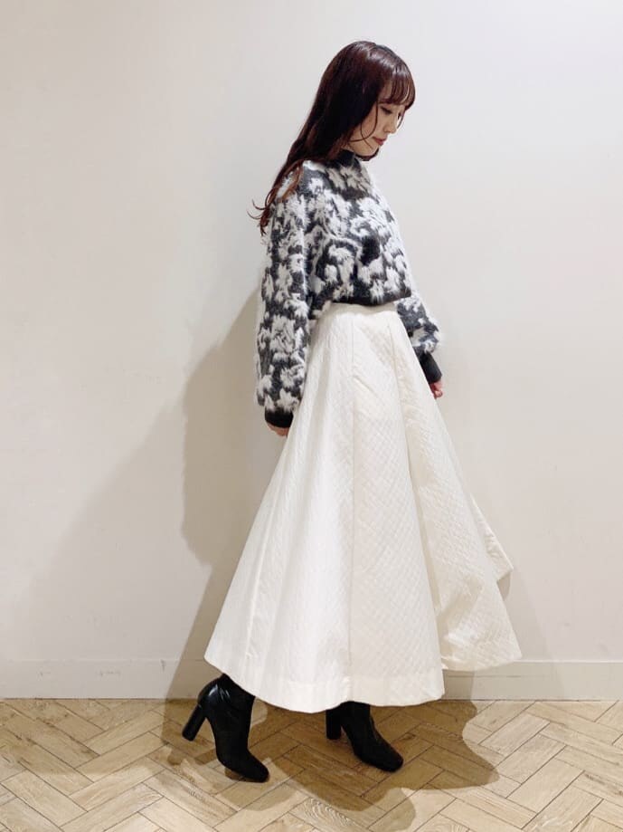ホワイト系のスカート、ホワイト系のスカート、ブラウン系のニット/セーターを着用したレディースの秋コーディネートの4枚目の写真
