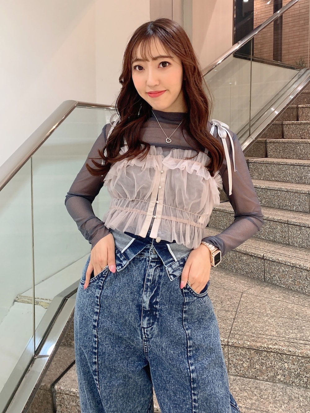 ピンク系のキャミソール、その他のデニムパンツ、ブラック系のブーツを着用したレディースの冬コーディネートの7枚目の写真