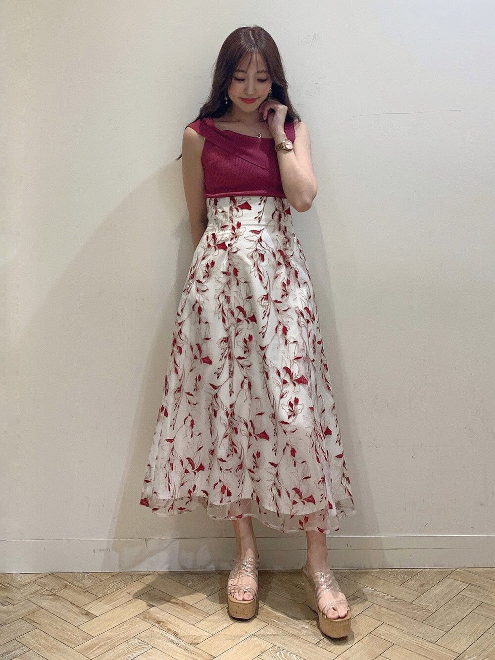 レッド系のスカート、ピンク系のニット/セーター、その他のサンダルを着用したレディースの春コーディネートの3枚目の写真