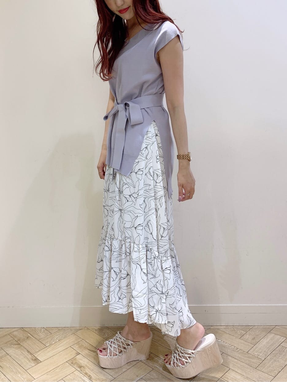 ホワイト系のサンダル、パープル系のワンピースを着用したレディースの夏コーディネートの2枚目の写真