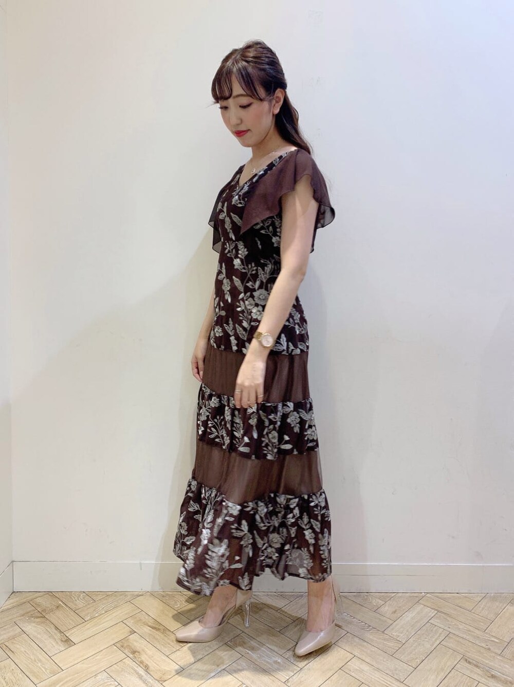 ベージュ系のパンプス、ブラウン系のワンピースを着用したレディースの冬コーディネートの2枚目の写真