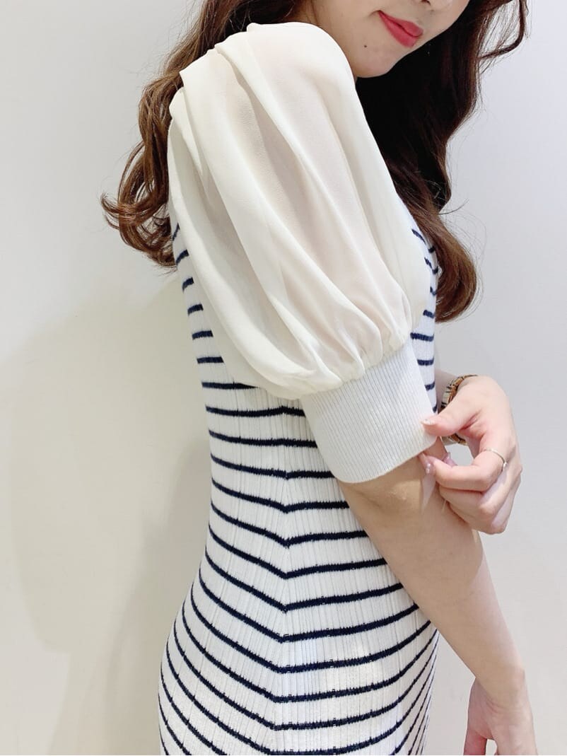 ホワイト系のテーラードジャケット、その他のサンダル、ホワイト系のワンピースを着用したレディースの春コーディネートの6枚目の写真