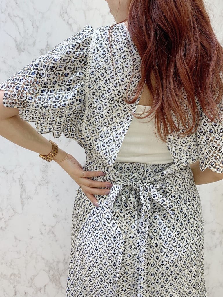 その他のサンダル、ブルー系のシャツ/ブラウス、ブルー系のスカートを着用したレディースの夏コーディネートの4枚目の写真