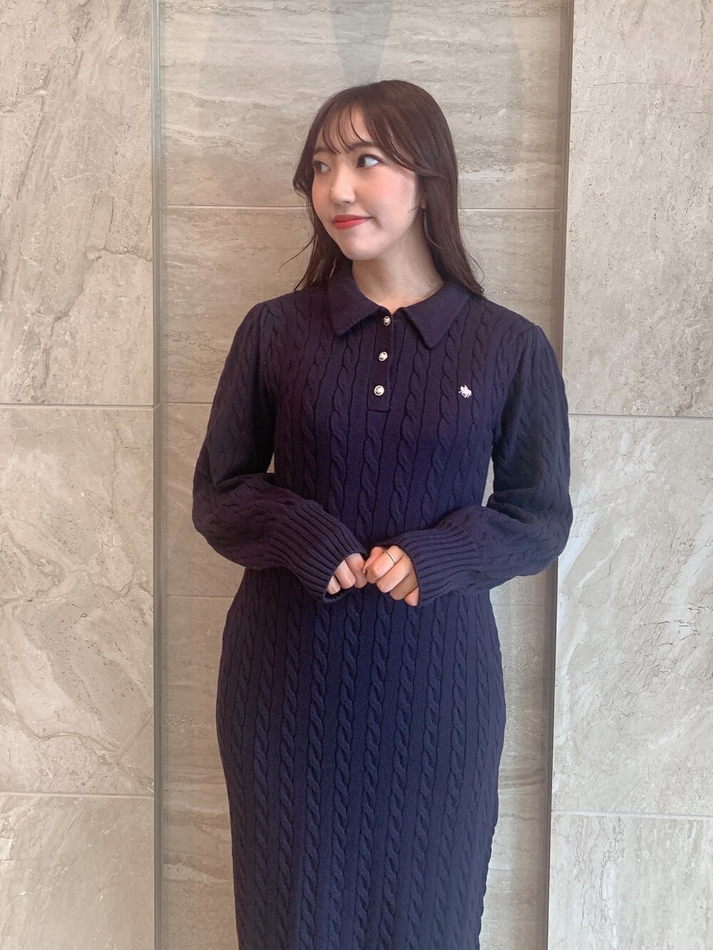 ブラック系のパンプス、ブルー系のワンピースを着用したレディースの秋コーディネートの7枚目の写真