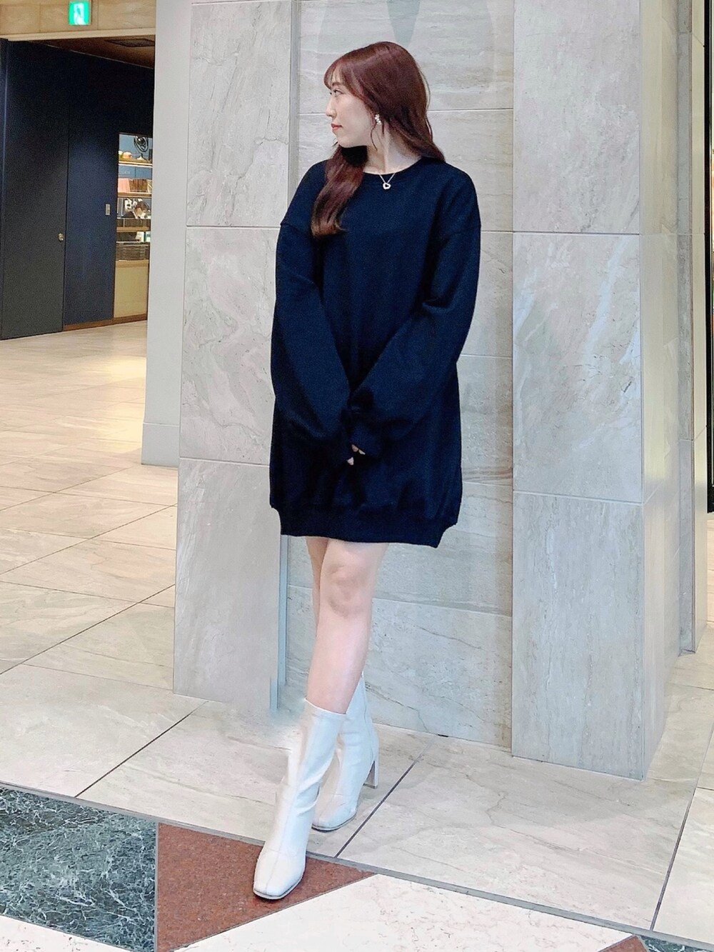 ブラック系のTシャツ/カットソー、ホワイト系のブーツを着用したレディースの冬コーディネートの3枚目の写真