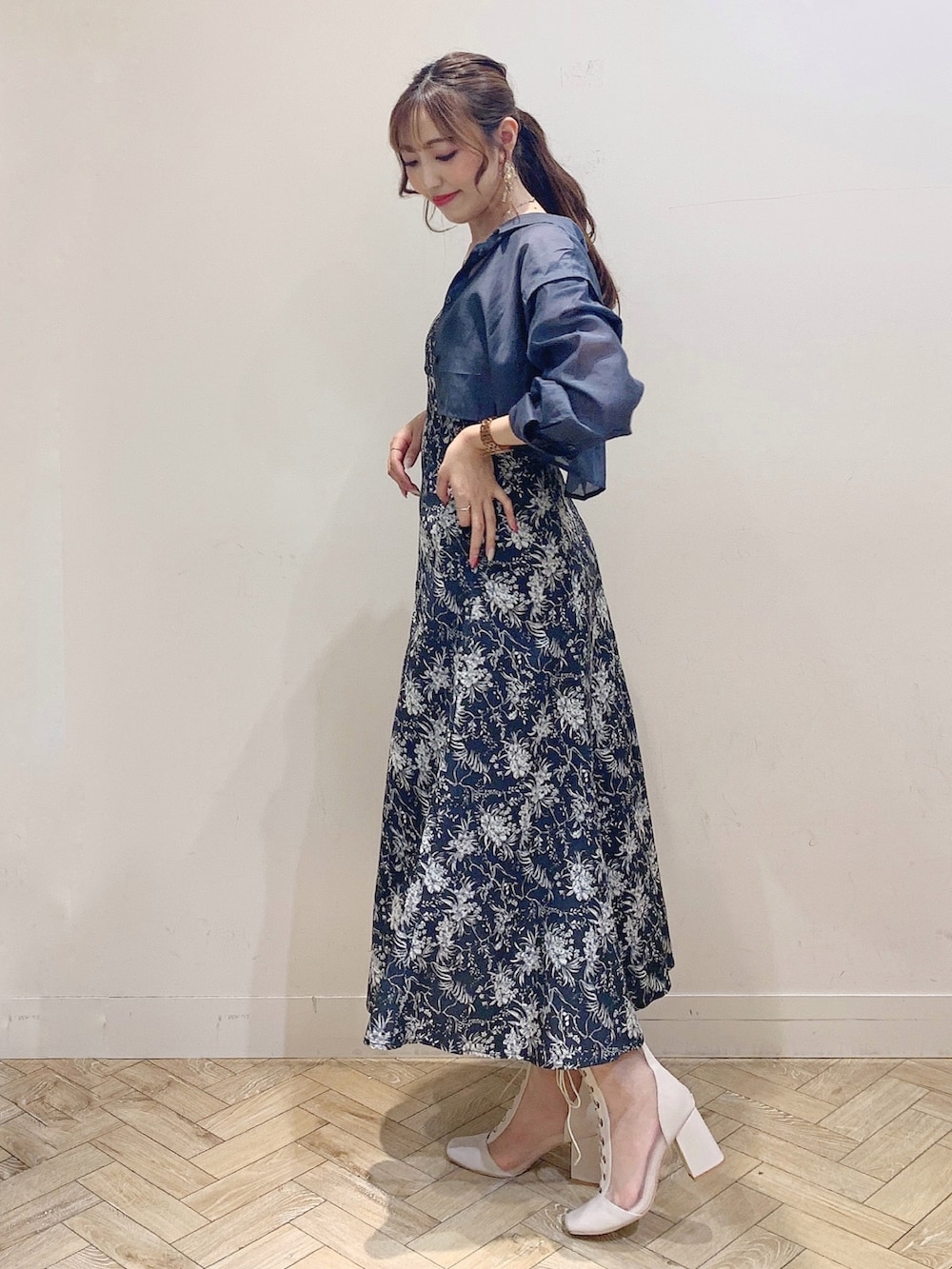 グレー系のワンピース、ホワイト系のブーツを着用したレディースの夏コーディネートの5枚目の写真