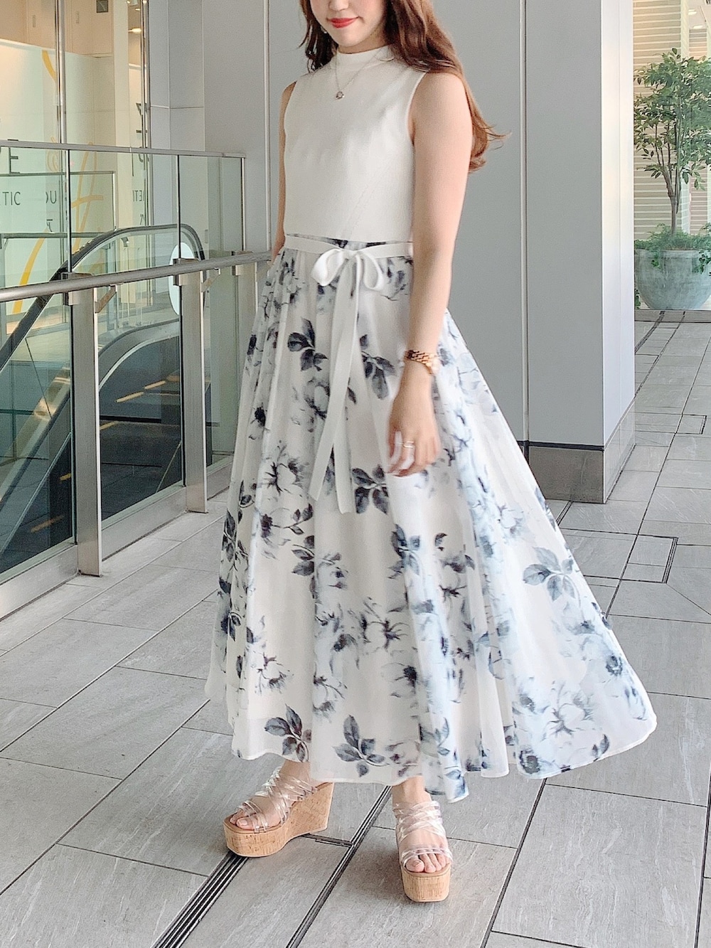 ホワイト系のワンピース、その他のサンダルを着用したレディースの春コーディネートの5枚目の写真