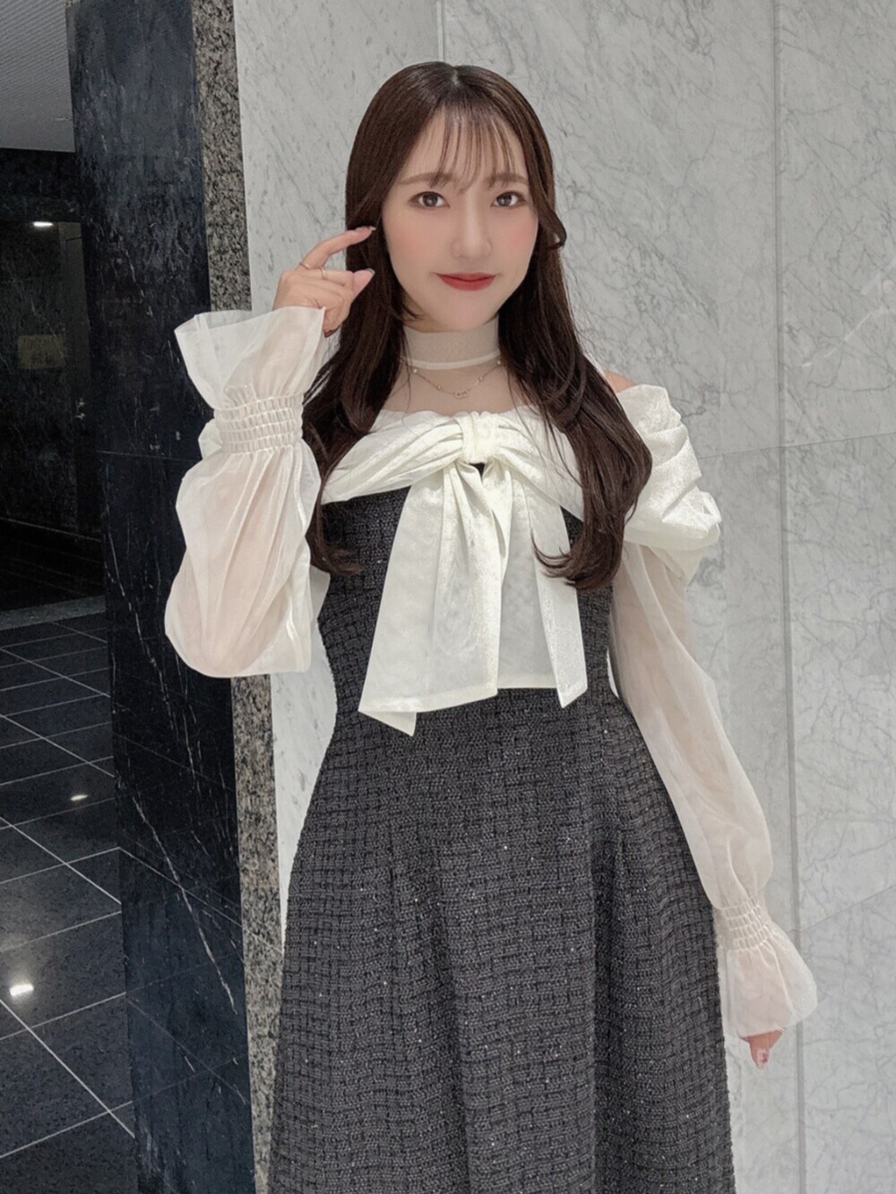 ブラック系のパンプス、ブラック系のドレスを着用したレディースの冬コーディネートの8枚目の写真