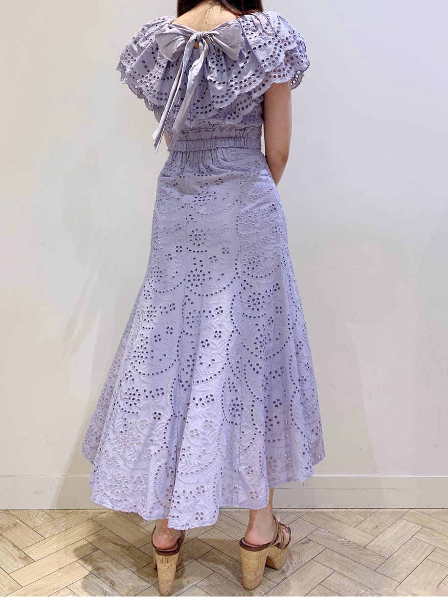 パープル系のシャツ/ブラウス、パープル系のスカート、パープル系のネックレスを着用したレディースの春コーディネートの5枚目の写真