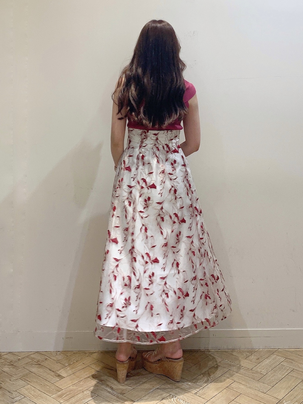 レッド系のスカート、ピンク系のニット/セーター、その他のサンダルを着用したレディースの春コーディネートの5枚目の写真