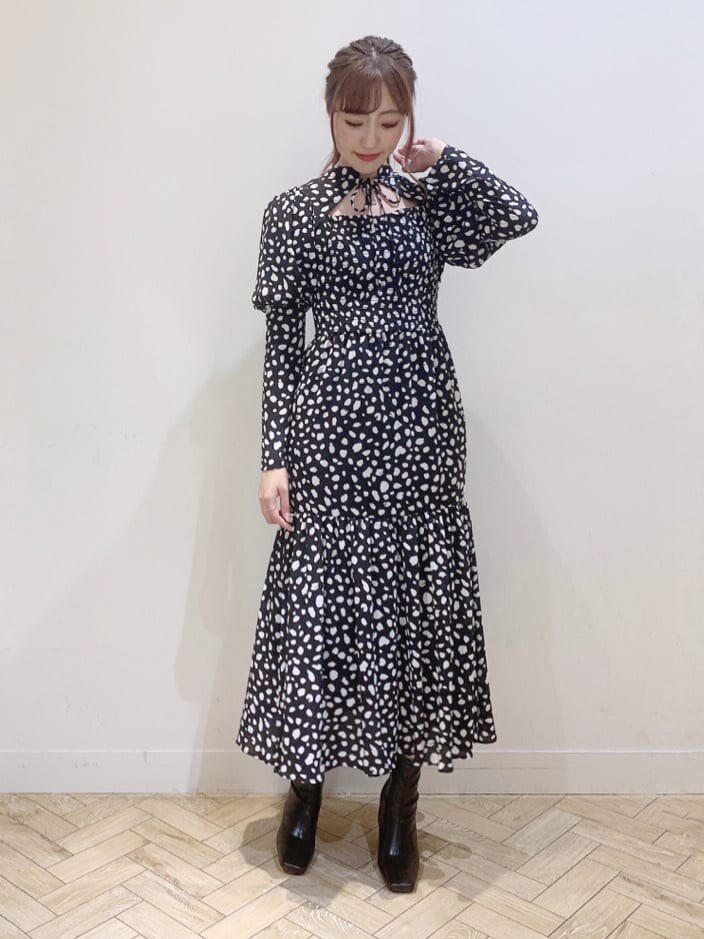 ブラック系のブーツ、ホワイト系のトレンチコート、ホワイト系のトレンチコートを着用したレディースの秋コーディネートの4枚目の写真